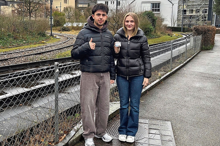 Daumen hoch: Kaan Sarikaya und Maelle Mermet sind fürs Berufsleben gut gerüstet. Foto: Caspar Reimer