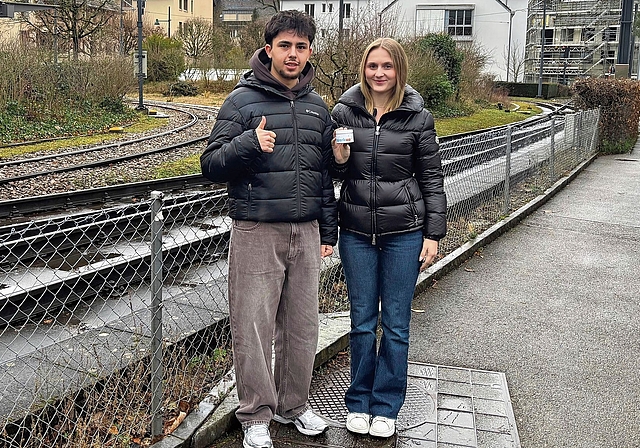 Daumen hoch: Kaan Sarikaya und Maelle Mermet sind fürs Berufsleben gut gerüstet. Foto: Caspar Reimer