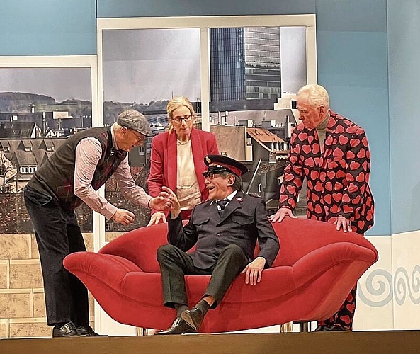 Heiter-lustig bis schmerzhaft-komisch: Die Schemeli-Bühne in ihrem Element. Fotos: Axel Mannigel
Heiter-lustig bis schmerzhaft-komisch: Die Schemeli-Bühne in ihrem Element. Fotos: Axel Mannigel