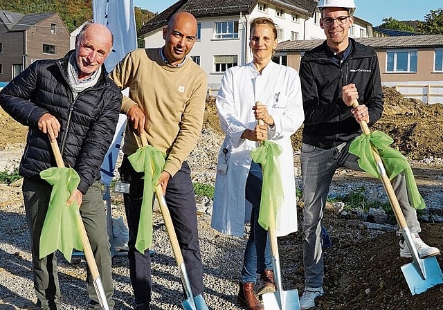 Spatenstich: Verwaltungsratspräsident Philipp Schneider, Patrick Meyer (Leiter Finanzen, Geschäftsleitungsmitglied), Jana Siroka (Leitende Ärztin Notfallstation) und Sascha Schuler (Architekt BSS Architekten). Foto: Tobias Gfeller