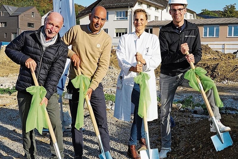 Spatenstich: Verwaltungsratspräsident Philipp Schneider, Patrick Meyer (Leiter Finanzen, Geschäftsleitungsmitglied), Jana Siroka (Leitende Ärztin Notfallstation) und Sascha Schuler (Architekt BSS Architekten). Foto: Tobias Gfeller