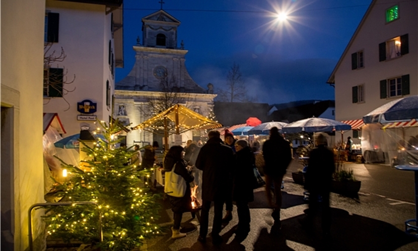 Weihnachtsstimmung auf dem Klosterplatz: Der Weihnachtsmarkt mit regionalen und klösterlichen Produkten zog viele Besucherinnen und Besucher an. Fotos: Martin Staub
