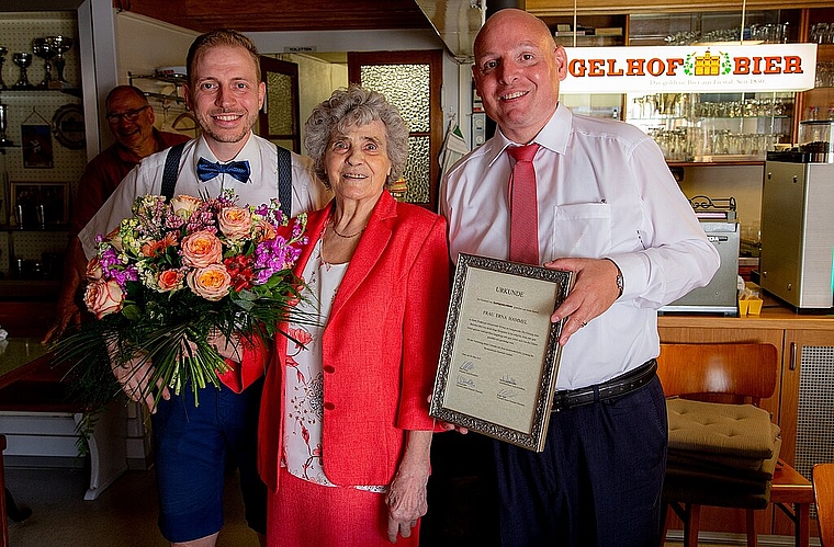 <em>Strahlende Jubilarin in ihrem Lokal: </em>Erna Hammel mit ihren Gratulanten der Gastro Solothurn, Roger Henz (l.) und Urs Schindler. Foto: zvg