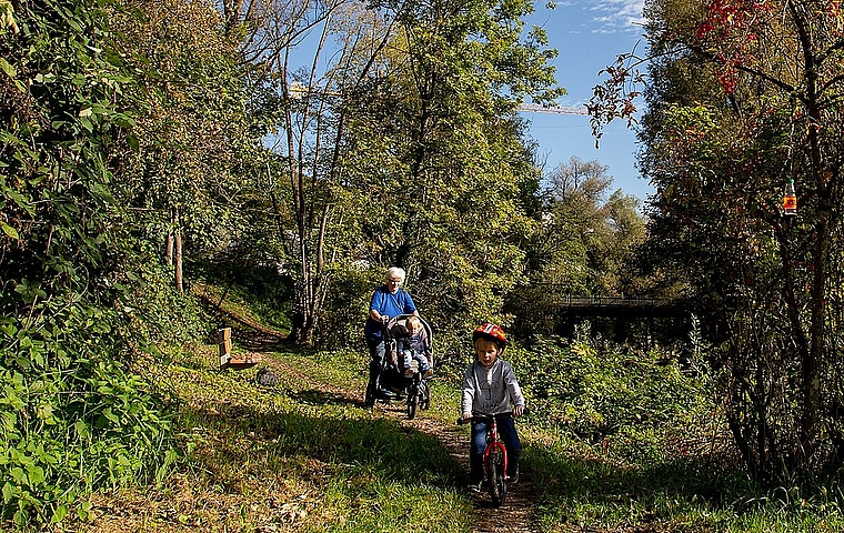 <em>Der Birs entlang: </em>Bei solchem Wetter macht Wandern auch mit Kinderwagen und Kleinvelo einfach nur Spass. Foto: Martin Staub<em/>