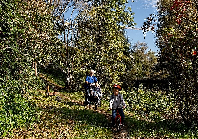 <em>Der Birs entlang: </em>Bei solchem Wetter macht Wandern auch mit Kinderwagen und Kleinvelo einfach nur Spass. Foto: Martin Staub<em/>