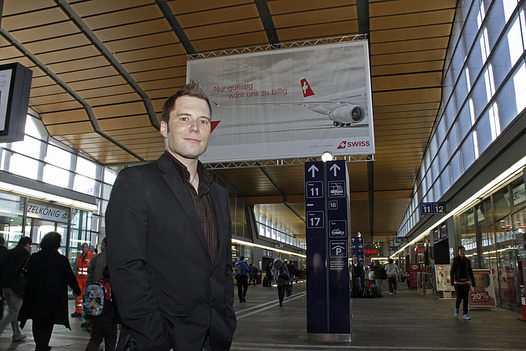 Viel unterwegs: Josias Tschanz im Bahnhof Basel zwischen zwei Pressekonferenzen in Bern und Luzern.  Foto: Martin Staub