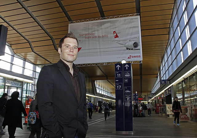 Viel unterwegs: Josias Tschanz im Bahnhof Basel zwischen zwei Pressekonferenzen in Bern und Luzern.  Foto: Martin Staub