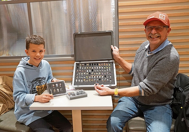 Generationen vereint: Andrin aus Reinach (links) und Kari aus Pfeffingen teilen die Leidenschaft für die Fasnachtsfigürchen. Foto: Tobias Gfeller 