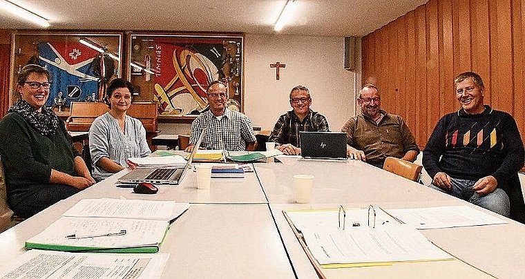 Neuanfang: (v.l.) Lucie Bégulin, Gemeindeschreiberin Petra Christ, Gemeindepräsident Andreas Bringold, Statthalter Peter Christ, Rolf Jeker und Pius Bader. Foto: Bea Asper