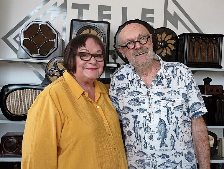 Im Museum: Manon und Jörg Josef Zimmermann vor einigen Bakelit-Radios. Foto: Thomas Brunnschweiler