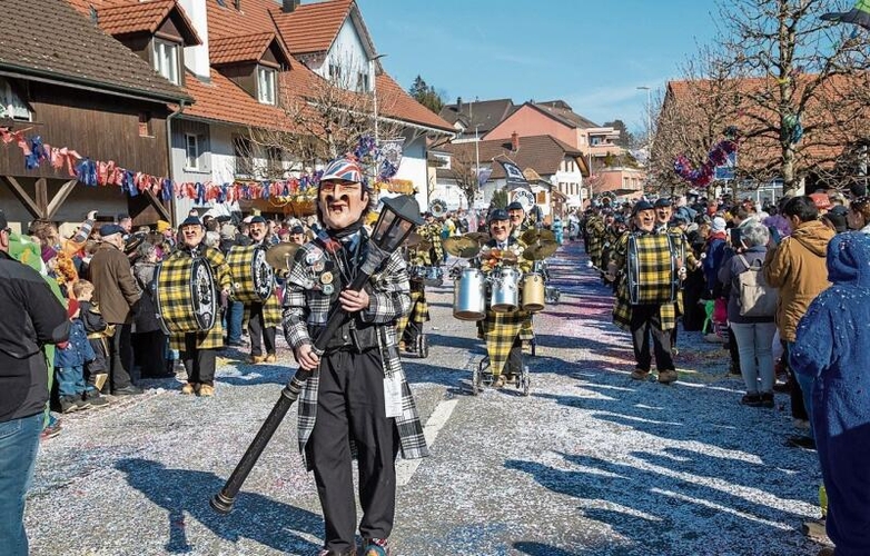 Heimspiel: Die örtliche Gugge Ohregrübler gibt sich vornehm «british».