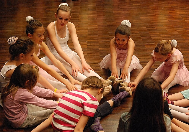 Filigran: Kleine Primaballerinas begeisterten junge Mädchen. Fotos: Melanie BrêchetAdlerauge: Am Schiessstand war ein ruhiges Händchen gefragt.Vollmontur: Auch ohne Eis konnten die Kinder Eishockeyluft schnuppern.