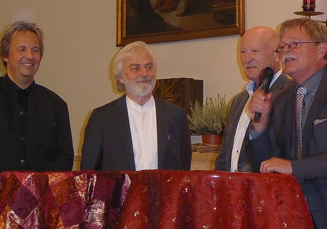Diskutierten über Politik, Bücher und Musik: Gemeindepräsident Remo Oser, Krystian Zimerman, der Publizist Erich Gysling und Stebi-Präsident Martin Tschan (v.l.). Foto: Thomas Immoos