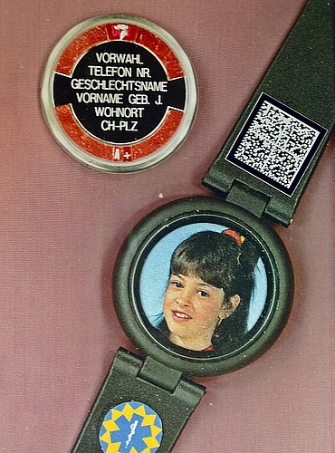 Medi-Time-Armband: Identität des Trägers (oben) mit Blut- und Risikogruppe, QR-Code (r.) und Star of Life als Hinweis für Rettungsdienste. Foto: zvg