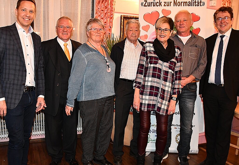 <em>Parteiversammlung: </em>Nationalrat Christian Imark (links) und SVP-Präsident Albert Rösti (rechts) bedanken sich bei Rolf Meyer, Christine Niederhauser, Roland Klötzli, Erika Mendelin und Peter Allemann für ihre Arbeit im Vorstand der neuen 