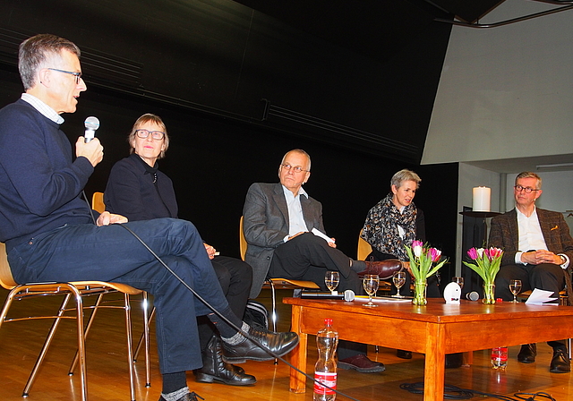 Diskutierten über die Zukunft der Kirchen: Beat Oberlin, Hanni Huggel, Martin Dürr, Jeanne Locher und Stephan Feldhaus (v. l.).  Foto: Boris Burkhardt