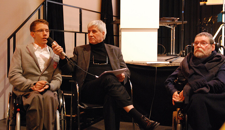 Im Gespräch: (v. l.) Sportler Tobias Fankhauser sowie die beiden Vorstandsmitglieder der IVB, Landrat Georges Thüring und Franz Gmür. Foto: Melanie Brêchet