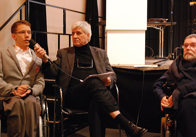 Im Gespräch: (v. l.) Sportler Tobias Fankhauser sowie die beiden Vorstandsmitglieder der IVB, Landrat Georges Thüring und Franz Gmür.  Foto: Melanie Brêchet