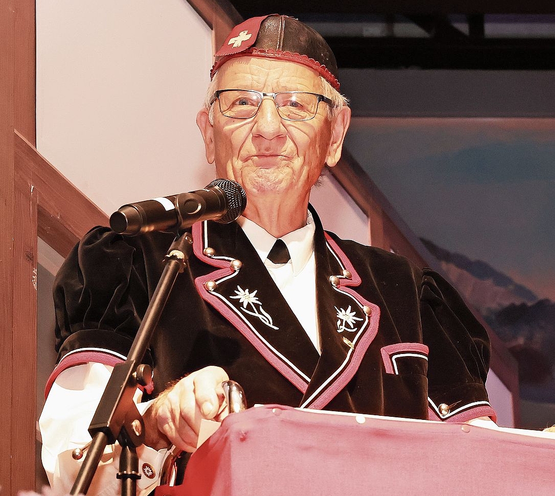 Ehrenpräsident: Franz Stebler am Rednerpult. Ehrenpräsident: Franz Stebler am Rednerpult.