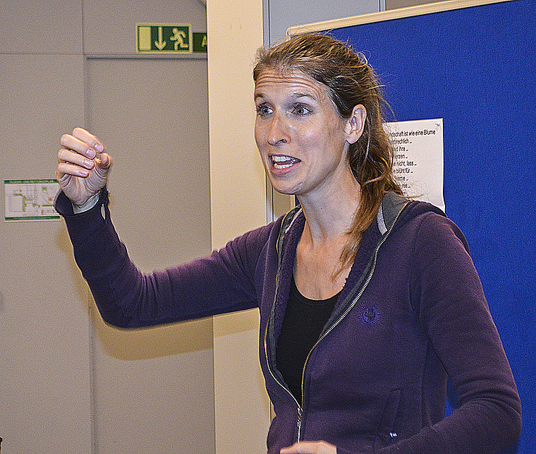 Gibt den Takt an: Anita Schönenberger während der Proben zum Chorkonzert. Foto: Patricia Weisskopf