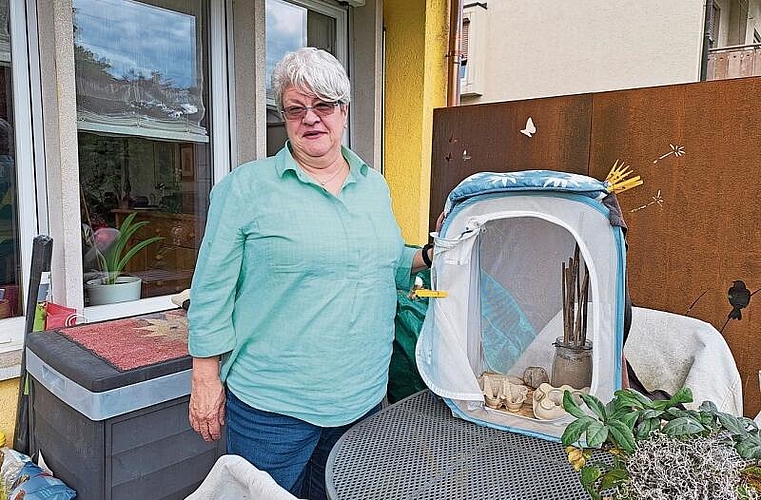 Gefüllt mit Eierschachteln und Ästchen: Adrienne Stuber reinigt das Aerarium täglich.
         
         
             Foto: Jeannette Weingartner