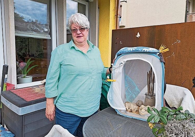 Gefüllt mit Eierschachteln und Ästchen: Adrienne Stuber reinigt das Aerarium täglich.
         
         
             Foto: Jeannette Weingartner