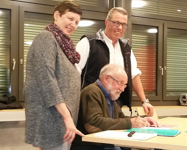 Unterzeichnet: Präsident der Bürgergemeinde Rodersdorf, Willy Schaad, unterschreibt im Beisein von Emilio Stöcklin den Beitrittsvertrag. Foto: zvg