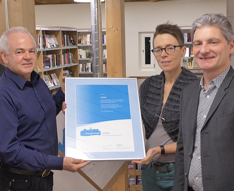 Verpflichtung zu Massnahmen im Energiesektor: Stadträtin Sabine Asprion und Stadtpräsident Alex Imhof nehmen von Felix Jehle, Vertreter der Labelkommission (links), die Urkunde «Energiestadt» entgegen. Foto Thomas Immoos