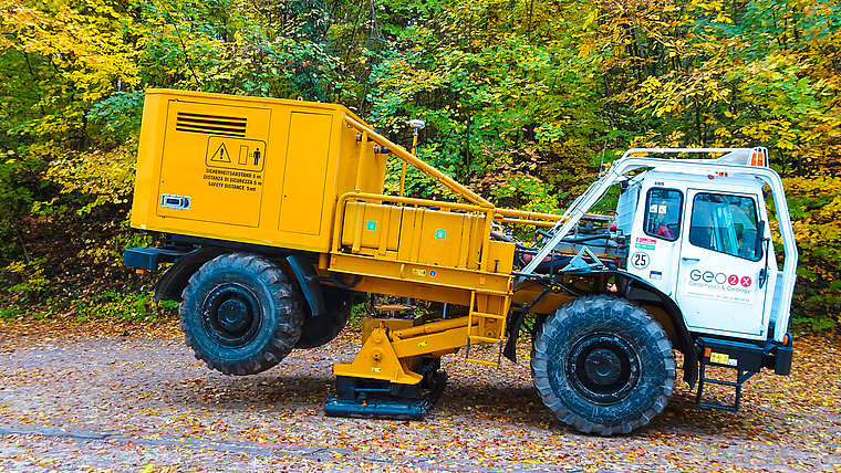 Vibro-Truck im Einsatz: Die schwarze Bodenplatte jagt Schallwellen in den Boden. Foto: Tobias Gfeller