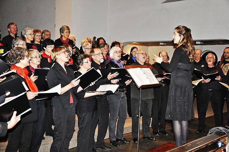 Alle Augen auf der Dirigentin: Der Bacchanal-Chor Aesch und der Singchor Basel unter der Leitung von Annie Dufresne beim gemeinsamen Jahreskonzert. Foto: Isabelle Hitz