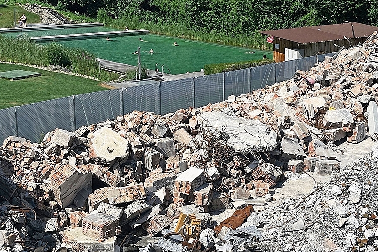 Immer noch ein Bild der Zerstörung: Elf Monate nach dem verheerenden Brand in Breitenbach kann Brandstiftung ausgeschlossen werden. Der Badebetrieb im benachbarten Naturbad konnte diese Saison wieder aufgenommen werden. Foto: Bea Asper