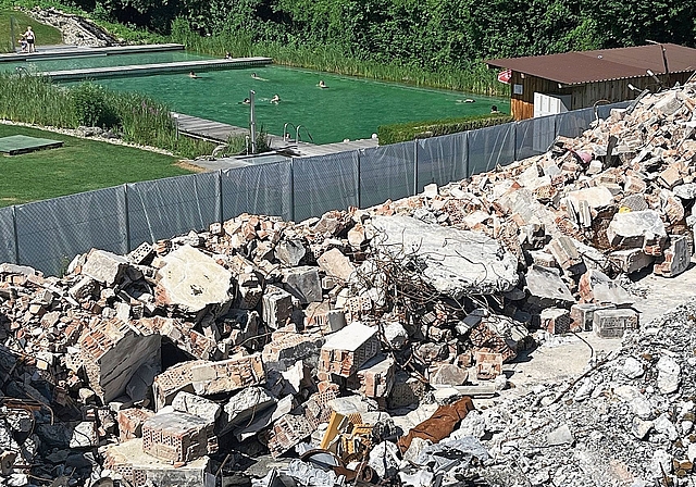 Immer noch ein Bild der Zerstörung: Elf Monate nach dem verheerenden Brand in Breitenbach kann Brandstiftung ausgeschlossen werden. Der Badebetrieb im benachbarten Naturbad konnte diese Saison wieder aufgenommen werden. Foto: Bea Asper
