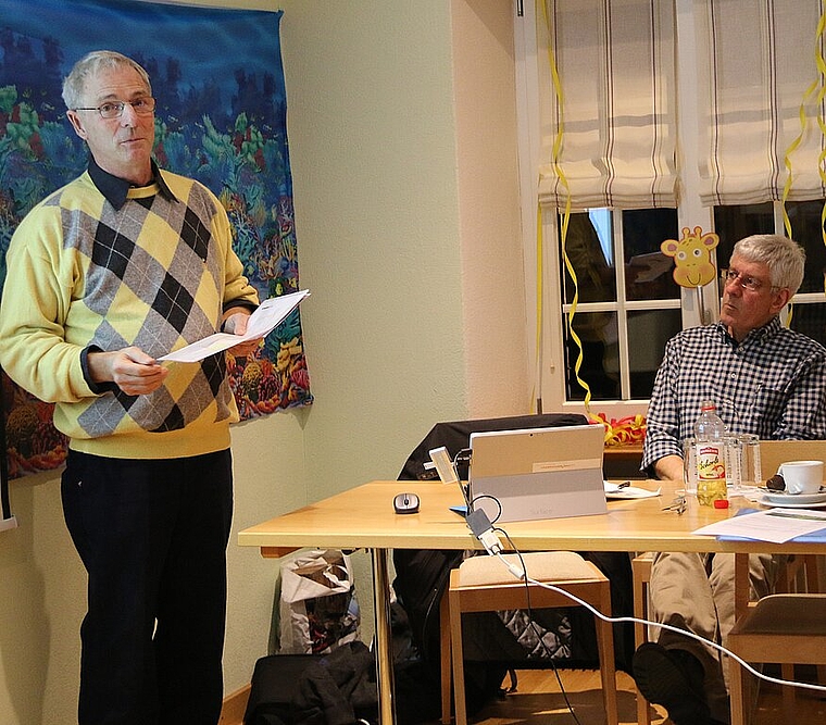 Gratis-Dienstleistung reduzieren: Martin Roth (l.) und Ruedi Iseli zeigen den Waldbesitzern neue Geldquellen auf. Foto: Gini Minonzio