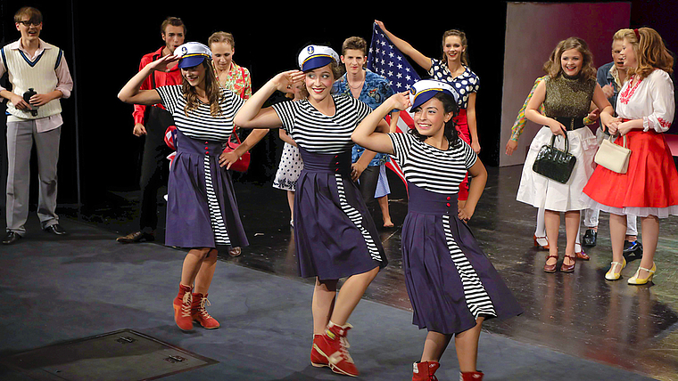 Tanzeinlage: Im Stil der US-amerikanischen Ur-Girlgroup The Andrews Sisters aus den swingenden 1940er-Jahren begeisterten auf der Goetheanum-Bühne Maria Minguer, Rosalie Völlmin und Samira Kleiber als «Berry Sisters». Foto: ZVG/Jonathan Böttich
