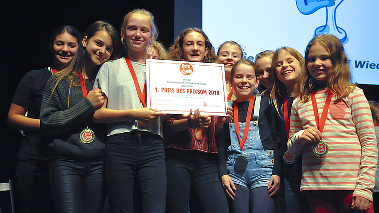 Goldmedaillen für die Gewinner: Die Schülerinnen und Schüler der Musikschule und des Campus Zuchwil sicherten sich mit ihrem Musical 1500 Franken Preisgeld für das beste Musikprojekt. Foto: Isabelle Hitz