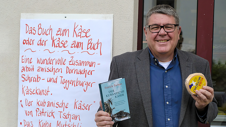 Autor und Gourmet: Der Schriftsteller Patrick Tschan präsentiert das Buch zum Käse und den Käse zum Buch.  Foto: Thomas Brunnschweiler