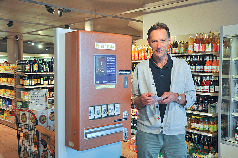 Literatur statt Nikotin: Gilbert Laissue vor dem Literaturautomaten im Prima Natura. Foto: Isabelle Hitz