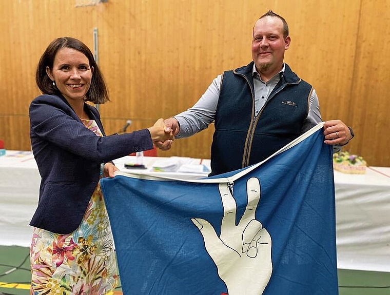 Mehr Zeit für Familie und Tiere: Joëlle Neuhaus-Ehrsam übergibt ihren Gemeinderatssitz an Roger Gröger und freut sich über das Wappen von Gempen als Andenken an eine bewegte Zeit. Foto: Bea Asper