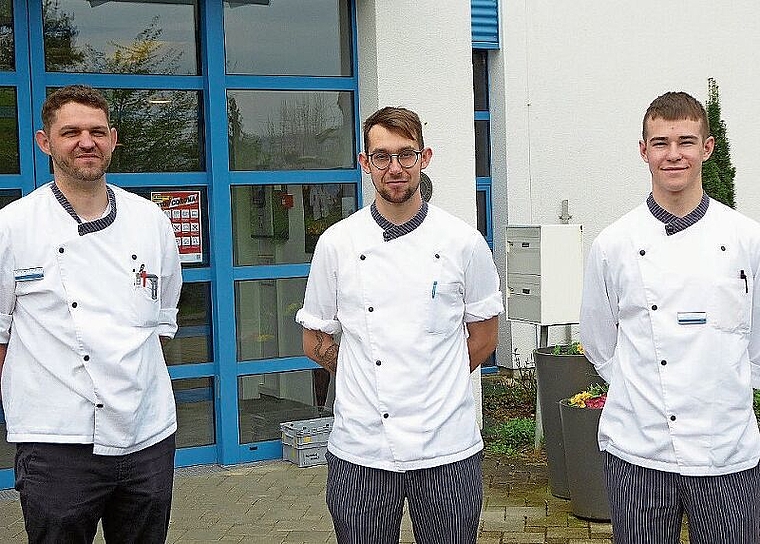 Schwierig: Die Corona-Massnahmen stellen Küchenchef Christian Trambetzki, Lehrlingsbetreuer Samuel Scheuerer und Lehrling Sam Stebler (v.l.) vor besondere Herausforderungen. Foto: Thmoas Immoos