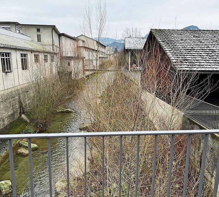 Aus dem Wunsch der Querverbindung wird nichts: Die Planer möchten im Teilleitbild Isola-Areal nur noch für Radfahrer und Fussgänger ein Wegnetz. Foto: Bea Asper