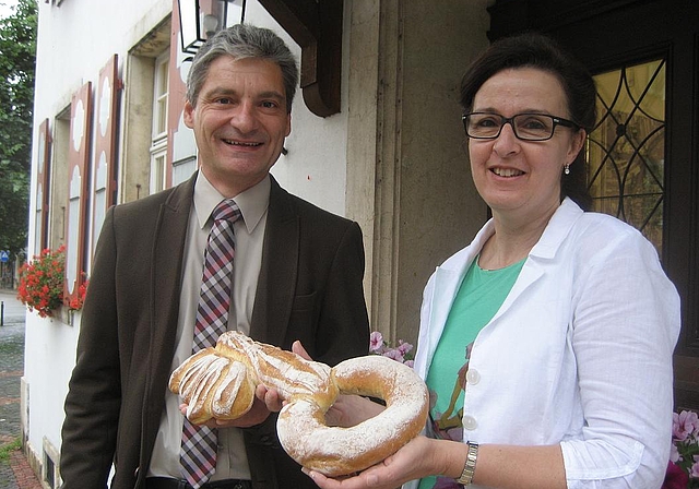 Das wars: Brigitte Bos übergibt symbolisch den Stadtschlüssel an Alexander Imhof, der ab 1. Juli Stadtpräsident ist.  Foto:ZVG 