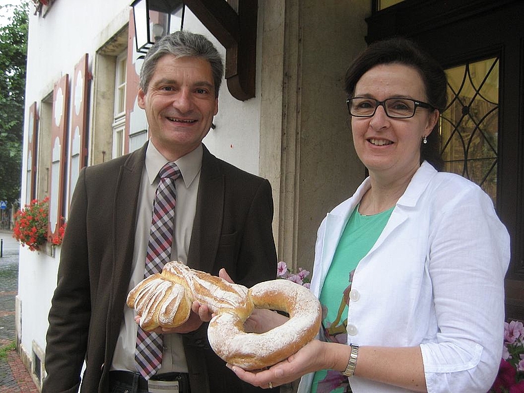 Das wars: Brigitte Bos übergibt symbolisch den Stadtschlüssel an Alexander Imhof, der ab 1. Juli Stadtpräsident ist.  Foto:ZVG 