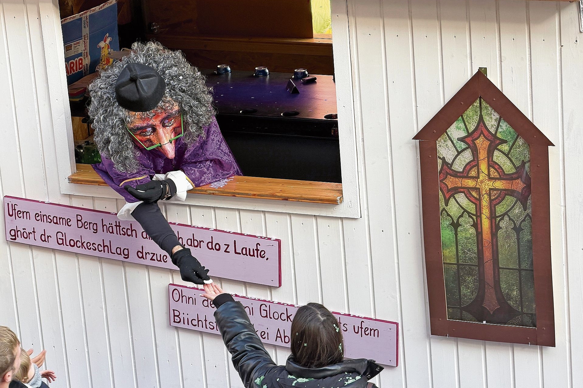 «Almosen»: Die Millennium-Waggis fahren mit der Kirche durch den Umzug und laden zum Beichten ein. Fotos: Gaby Walther «Almosen»: Die Millennium-Waggis fahren mit der Kirche durch den Umzug und laden zum Beichten ein. Fotos: Gaby Walther