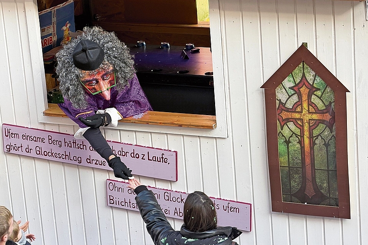 «Almosen»: Die Millennium-Waggis fahren mit der Kirche durch den Umzug und laden zum Beichten ein. Fotos: Gaby Walther «Almosen»: Die Millennium-Waggis fahren mit der Kirche durch den Umzug und laden zum Beichten ein. Fotos: Gaby Walther