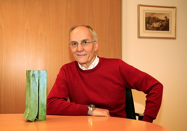 «Ja nicht loslassen»: Die Skulptur des Künstlers Stefan Pauli begleitete Kurt Henzi während der letzten elf Jahre. Die Gemeinde machte sie nun dem abtretenden Gemeindepräsidenten zum Geschenk. Foto: Edmondo Savoldelli