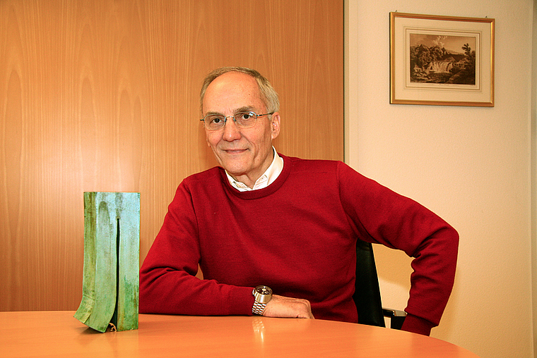 «Ja nicht loslassen»: Die Skulptur des Künstlers Stefan Pauli begleitete Kurt Henzi während der letzten elf Jahre. Die Gemeinde machte sie nun dem abtretenden Gemeindepräsidenten zum Geschenk. Foto: Edmondo Savoldelli