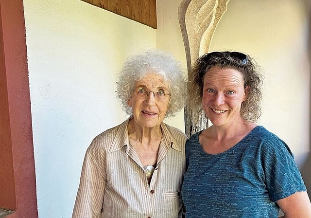 Durch Kunst verbunden: Die Werke der Künstlerinnen Verena Voyame (l.) und Annina Klee-Schenk ergänzen sich in der Ausstellung in Gempen bestens. Foto: Caspar Reimer