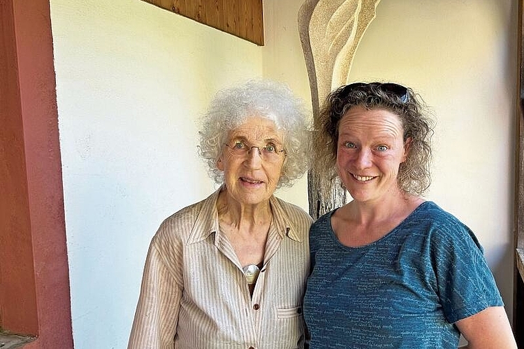 Durch Kunst verbunden: Die Werke der Künstlerinnen Verena Voyame (l.) und Annina Klee-Schenk ergänzen sich in der Ausstellung in Gempen bestens. Foto: Caspar Reimer