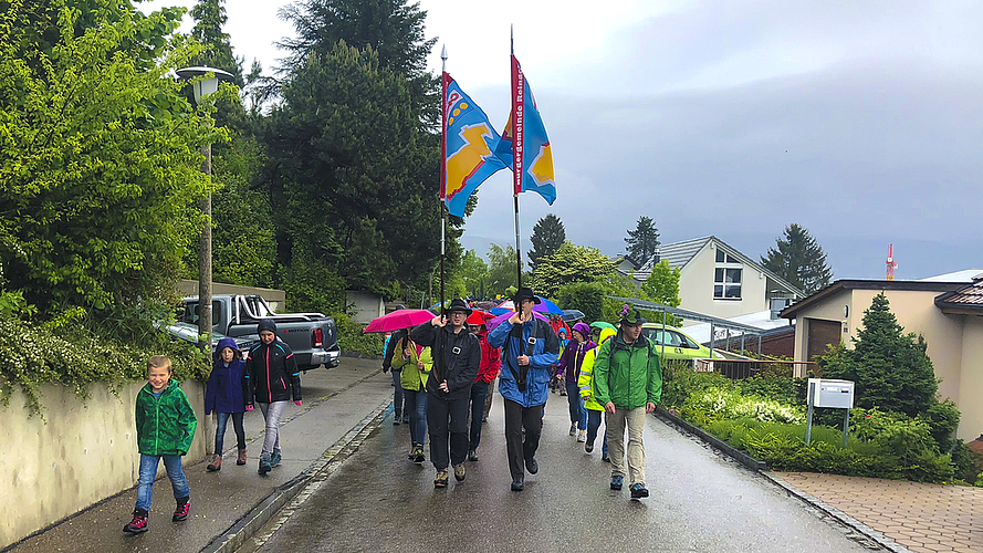 Noch marschieren die Halbtagesrotten der Nord- und Südroute gemeinsam: Fahnenträger sind die beiden Bürgerräte Thomas Leimgruber (l.) und Andreas Jeppesen.  Fotos: Caspar Reimer
