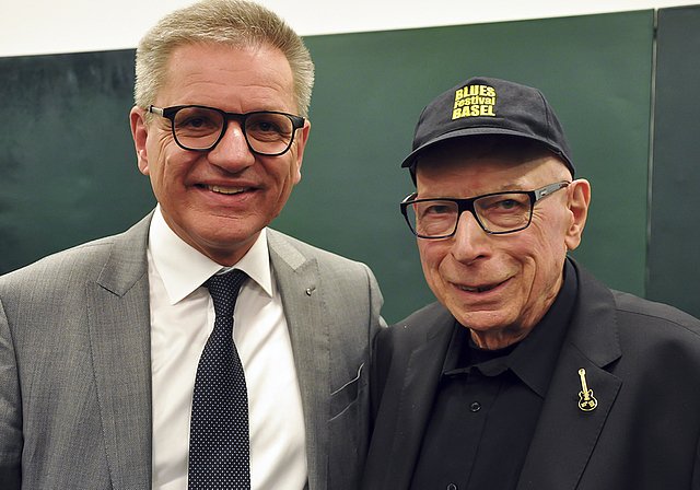 Laudator und Preisträger: Louis van der Haegen (r.) wurde von Gemeindepräsident Melchior Buchs gewürdigt.  Foto: ZVG
